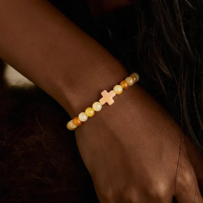 Kristet armband med kors på handleden